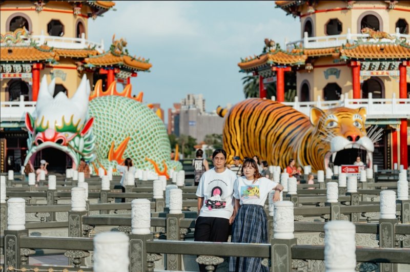 幾位創作者不約而同以高雄經典景點龍虎塔為主題設計潮T。(文化局提供)