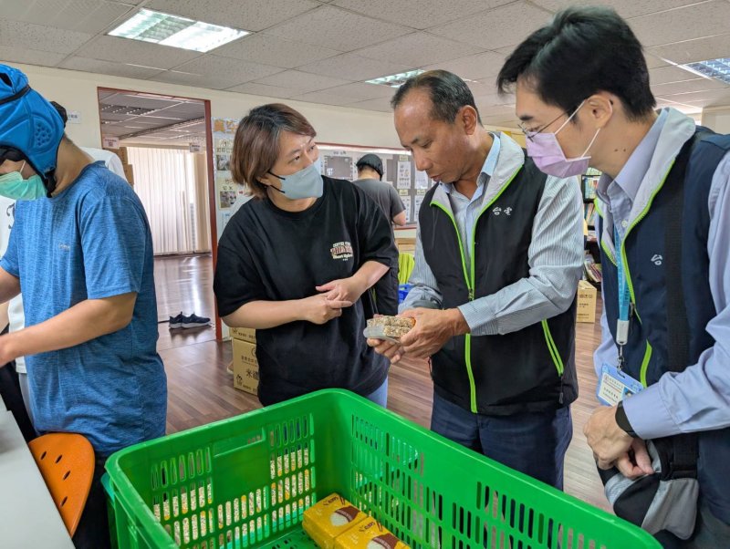 今天上午台電高雄區處長黃榮(中)率隊前往喜憨兒社福基金會認捐憨兒製作的中秋月餅，現場同時參觀基金會的社區作業設施，裡面的憨兒工作時數比起庇護工廠的較低，但還是很認真包裝米紀念品。