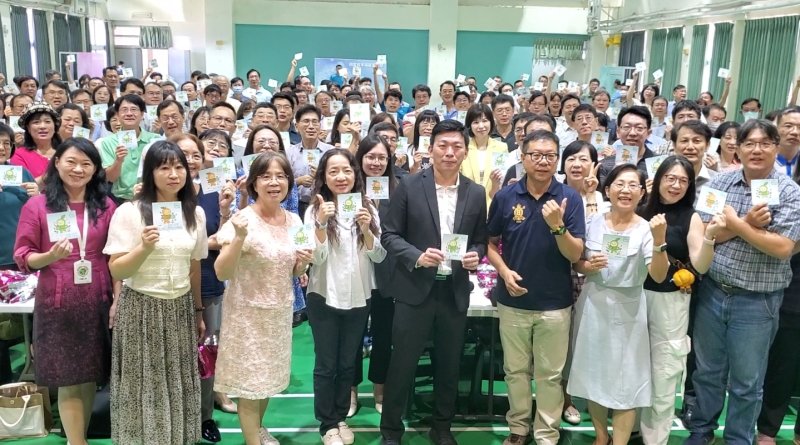 全市逾200多位校長與教育局長吳立森手持宣示卡共同宣示「淨零碳排」「我願意」。(記者陳雯萍攝)