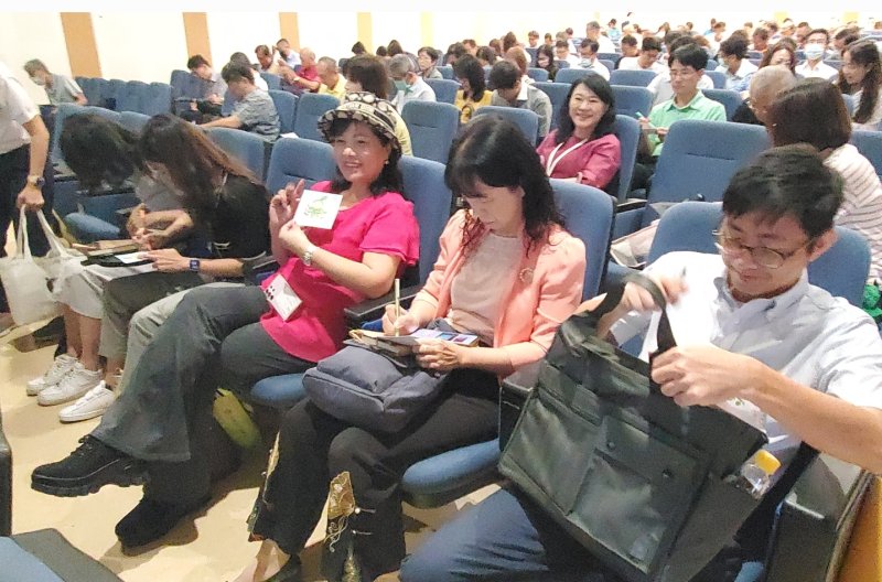 教育局督學沈素甜與校長們在宣示卡上寫上宣言。(漾新聞記者陳雯萍攝)