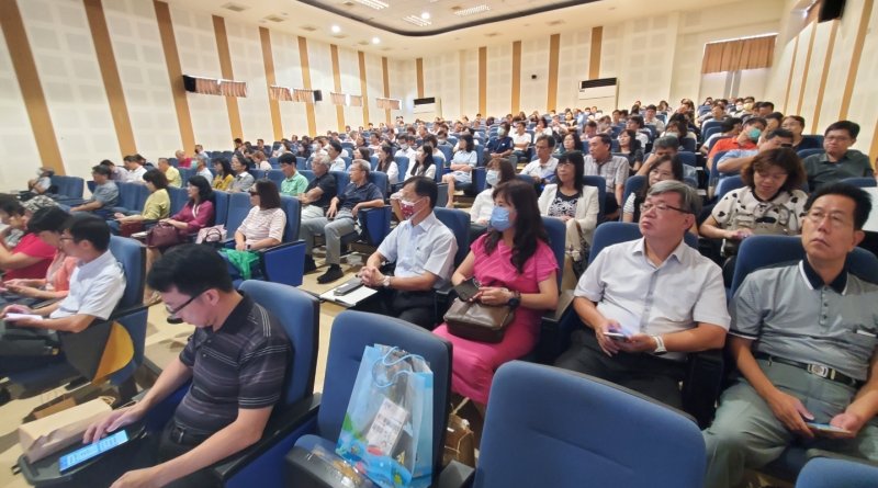 教育局召集全市三級學校校長聽取專家暢談「淨零綠校園」的四大策略，並點出地球已經邁入氣候沸騰時代，淨零碳排勢在必行。(漾新聞記者陳雯萍攝)