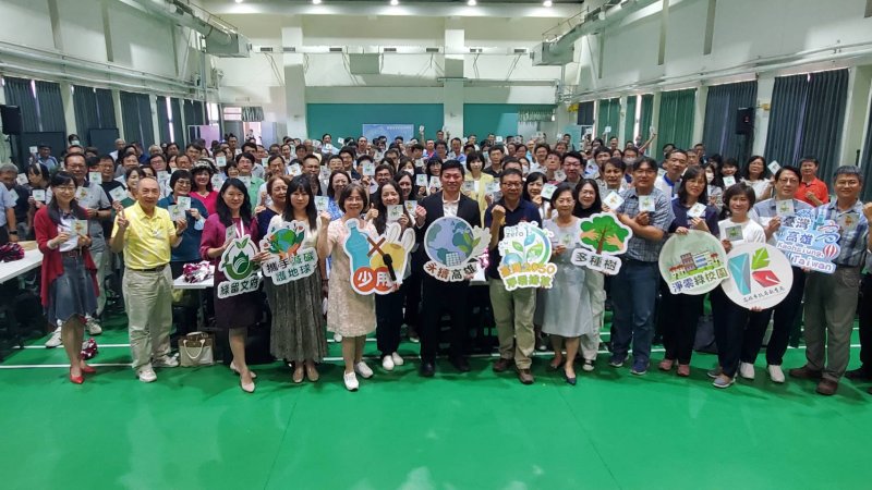 全市逾200多位校長與教育局長吳立森手持宣示卡共同宣示「淨零碳排」「我願意」。(漾新聞記者陳雯萍攝)