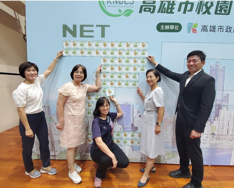 全市逾200多位校長與教育局長吳立森手持宣示卡共同宣示「淨零碳排」「我願意」。(記者陳雯萍攝)