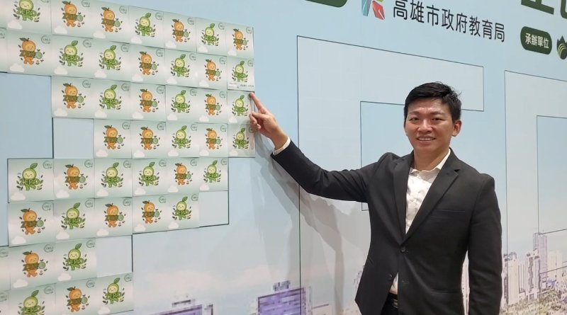 教育局吳立森親自貼上永續教育宣言卡。（漾新聞記者陳雯萍攝）