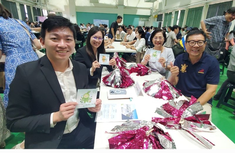 全市逾200多位校長與教育局長吳立森手持宣示卡共同宣示「淨零碳排」「我願意」。(漾新聞記者陳雯萍攝)