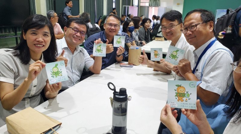 全市逾200多位校長與教育局長吳立森手持宣示卡共同宣示「淨零碳排」「我願意」。(漾新聞記者陳雯萍攝)