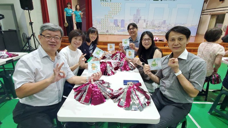 全市逾200多位校長與教育局長吳立森手持宣示卡共同宣示「淨零碳排」「我願意」。(漾新聞記者陳雯萍攝)