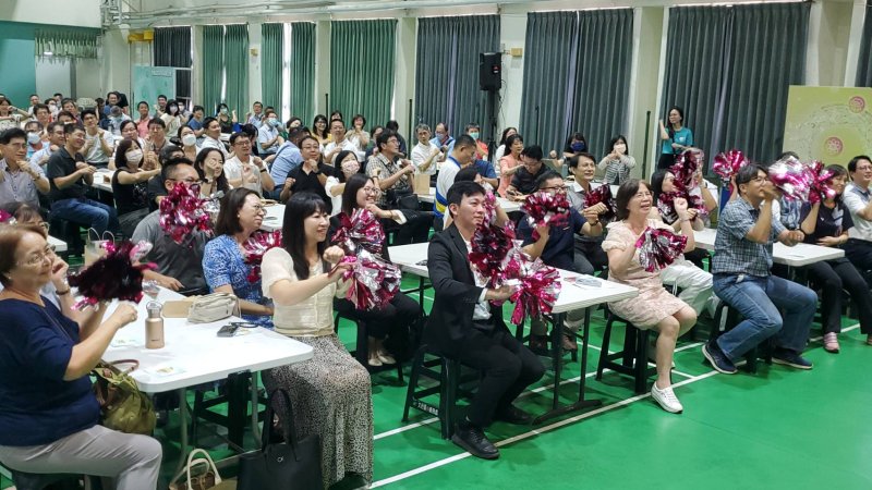 全市逾200多位校長與教育局長吳立森手持宣示卡共同宣示「淨零碳排」「我願意」。(漾新聞記者陳雯萍攝)