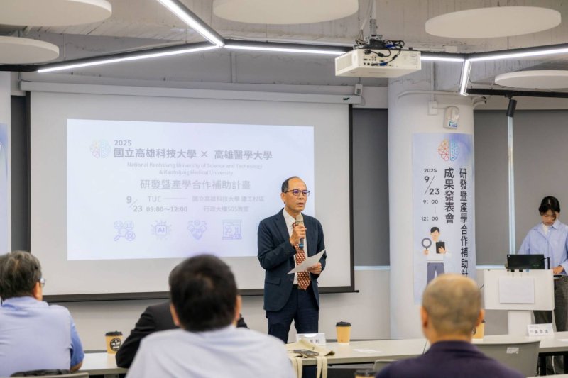 高醫大副校長黃友利於成果展上表示，兩校互補性強，不僅是學術夥伴，更是積極推動產學合作的重要力量。(高科大提供)\
