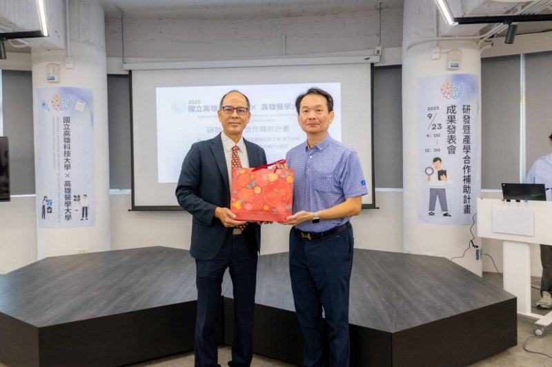 高醫大副校長黃友利（左）與高科大副校長兼研發長吳忠信（右）交換兩校紀念品。(高科大提供)