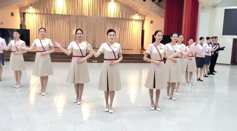 服裝走秀，展示這次國慶禮賓的新制服，色澤以香檳金為主，展現高貴典雅的氣質，紅色絲帶則象徵熱情，將南台灣高雄特有的人情味表露無遺。（漾新聞記者／陳雯萍攝）