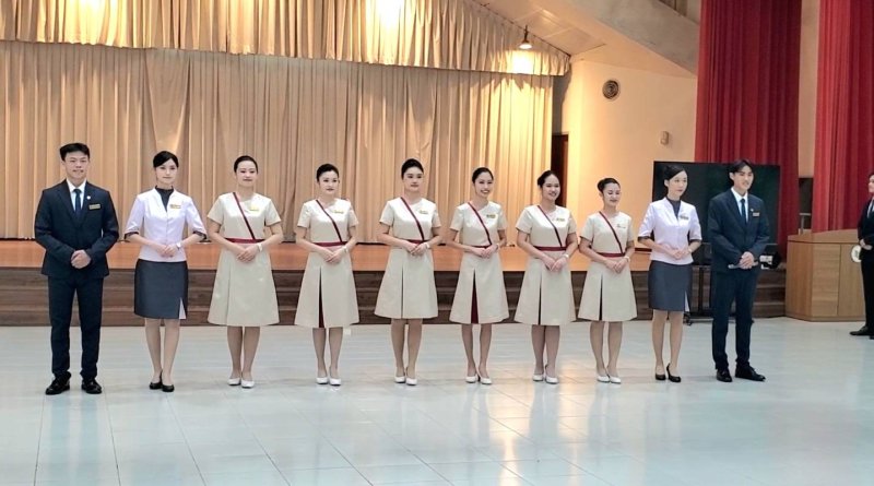 禮賓生進行包括國語、台語、客語、英語、法語、德語、西班牙語、日語、韓語及越南語等各種語系的多國語言口說表演。（漾新聞記者／陳雯萍攝）