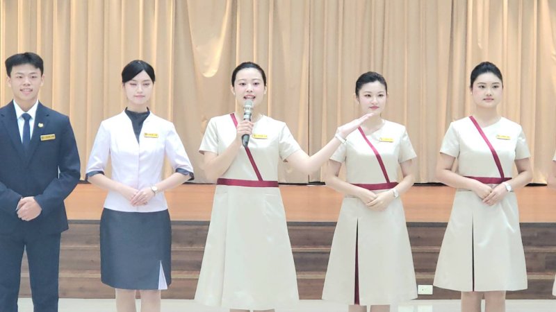 禮賓生進行包括國語、台語、客語、英語、法語、德語、西班牙語、日語、韓語及越南語等各種語系的多國語言口說表演。（漾新聞記者／陳雯萍攝）