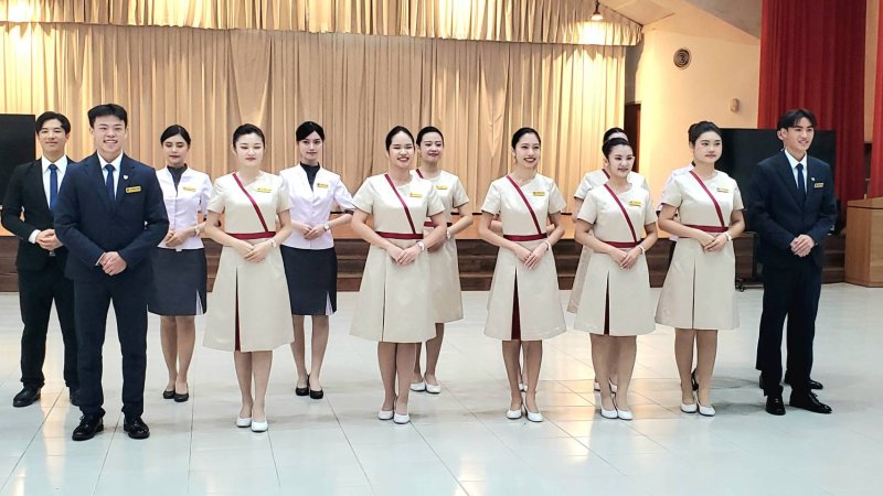 圖／文藻外語大學首度獲選為中華民國114年國慶大會禮賓接待學校。10位同學經過密集訓練，準備出發。(記者陳雯萍攝)