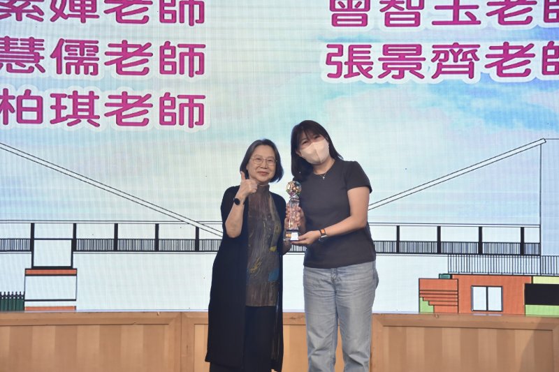 董事長頒發服務二十年深優良教師。