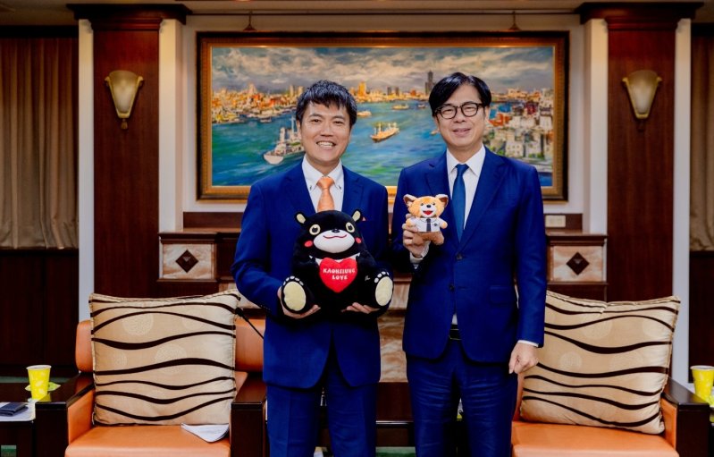 捷星日本航空代表董事兼總經理田中正和與高雄巿陳其邁巿長互贈吉祥物。（觀光局提供）