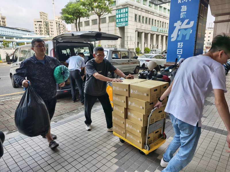 國民黨發起的「送暖花蓮」物資募集行動，自9月25日下午啟動僅22小時，就吸引超過上百位市民熱烈響應，送來大量民生物資，展現高雄人滿滿的愛心。