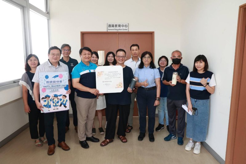 高雄大學校長親手致贈兼具環保與實用特色的「不鏽鋼雙層保溫杯」，以實際行動向全校師長表達敬意。