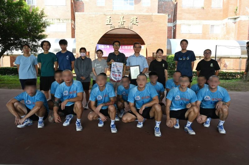 明陽中學排球隊與高師大生科系系隊合影。