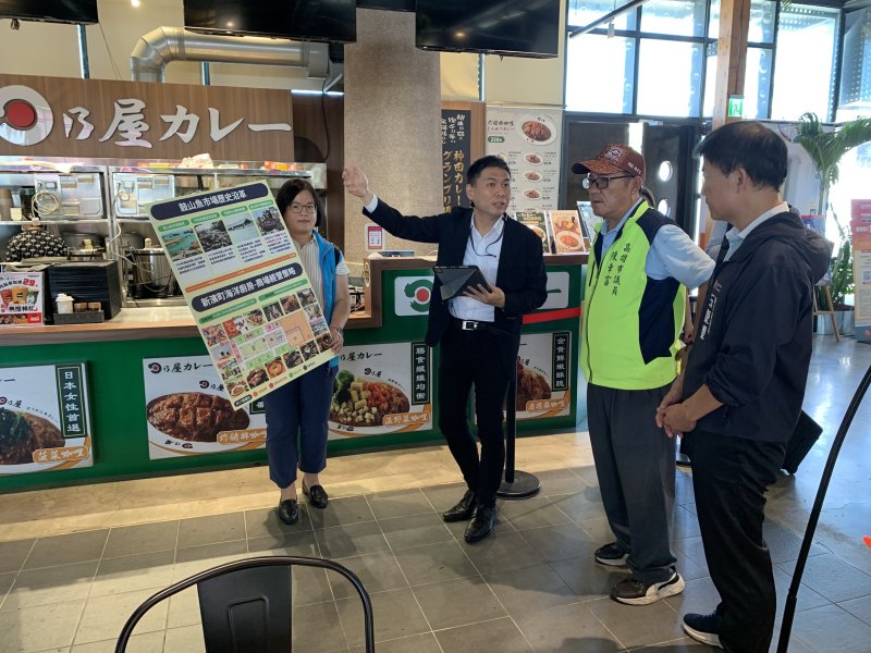 高雄市議會農林委員會考察旗津，針對「旗后漁港碼頭整建工程」與「旗津區大潮積水改善計畫」進行實地考察，並參觀「新濱町海洋廚房」的營運模式。（高雄市議會提供）