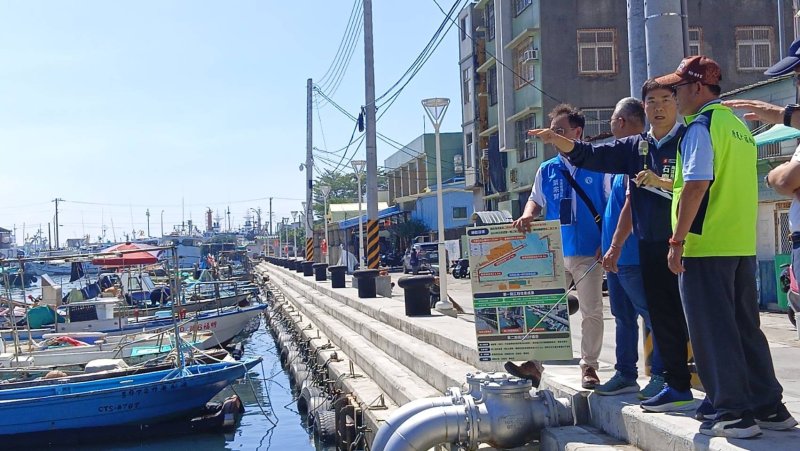高雄市議會農林委員會考察旗津，針對「旗后漁港碼頭整建工程」與「旗津區大潮積水改善計畫」進行實地考察，並參觀「新濱町海洋廚房」的營運模式。（高雄市議會提供）