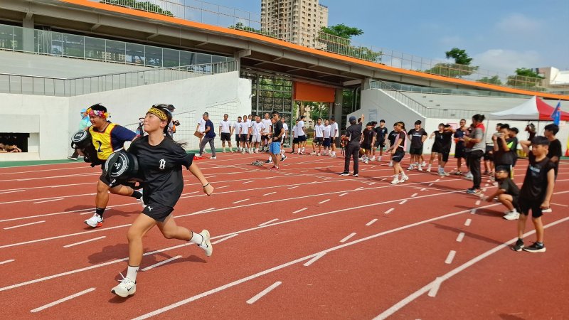 原住民負重計時賽，選手烈日下賣力奔跑。（運發局提供）