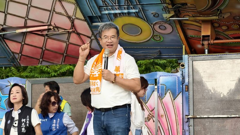 校長楊慶煜談到學校最近的研發成果，以及在最新公布的 Stanford Top 2% 全球頂尖科學家名單，高科大就有超過67位教師入榜，其中更有27人同列年度榜與終身榜，「這是我們引以為傲的榮耀！」(漾新聞記者／陳雯萍攝)