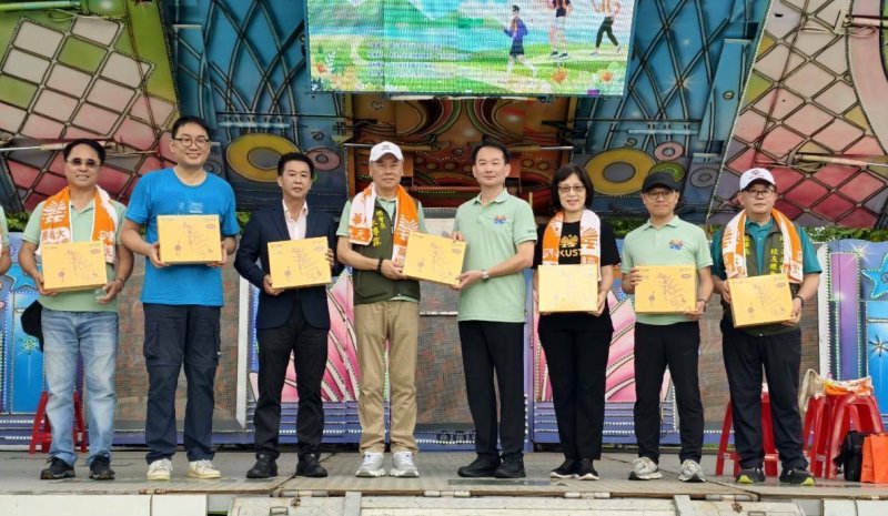 高科大校友總會長朱溥霖（左四）頒發敬師禮金、伴手禮，以及摸彩品給教師們，誠意滿滿。(漾新聞記者／陳雯萍攝)