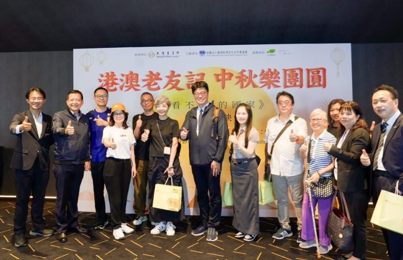 邱垂正主委與港澳朋友合影。