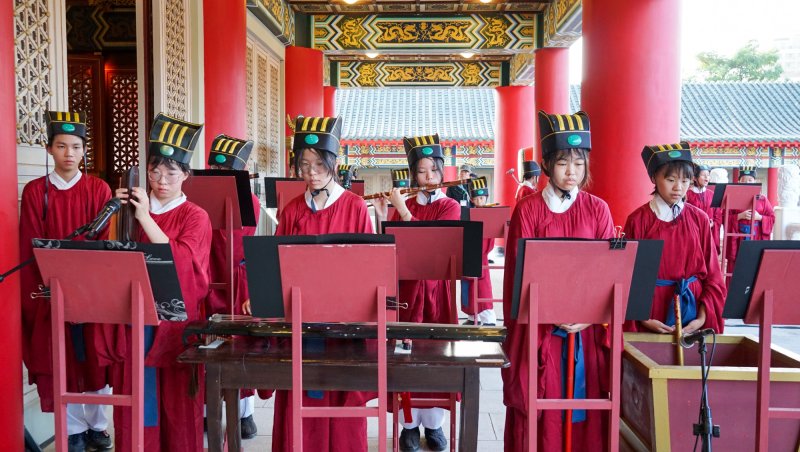 高雄市政府在左營孔廟舉行祭孔大典，副市長李懷仁擔任正獻官，帶領師生親子敬師祭孔。（高雄市歷史博物館提供）