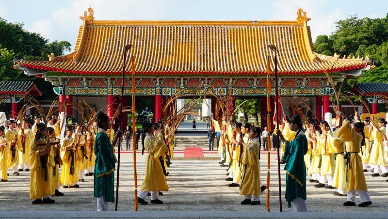 高雄市政府在左營孔廟舉行祭孔大典，副市長李懷仁擔任正獻官，帶領師生親子敬師祭孔。（高雄市歷史博物館提供）