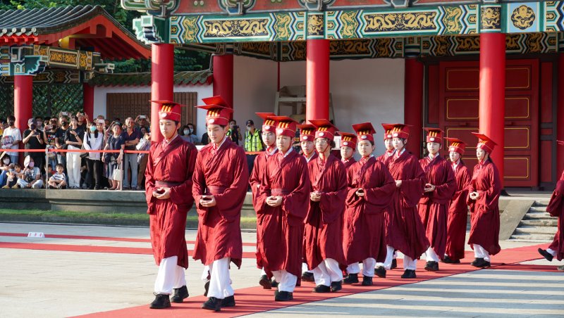 高雄市政府在左營孔廟舉行祭孔大典，副市長李懷仁主祭，帶領師生親子敬師祭孔。（高雄市歷史博物館提供）