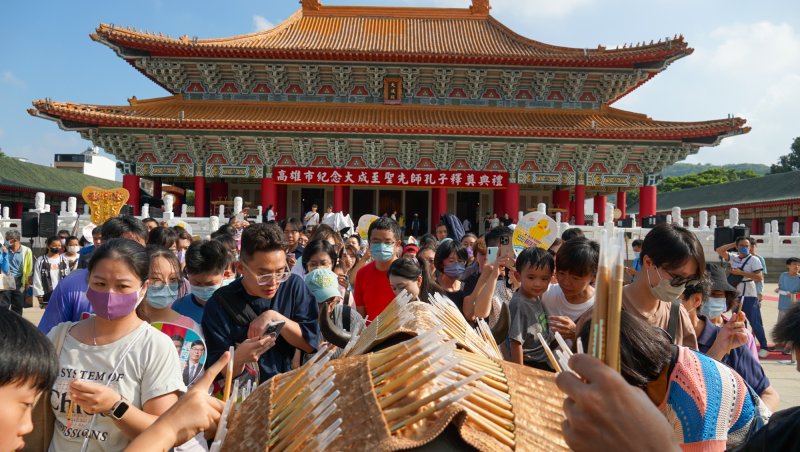 現代版的拔牛毛，象徵取得智慧。（高雄市歷史博物館提供）