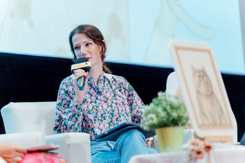 莫尼卡分享她如何與義大利鬼才作家大衛・卡利合作之《白花之愛》、《毫無來由的那日》、《作家與他的狗》、《有時偶爾》等廣受好評、細膩描寫親密關係的繪本。(高市圖提供)