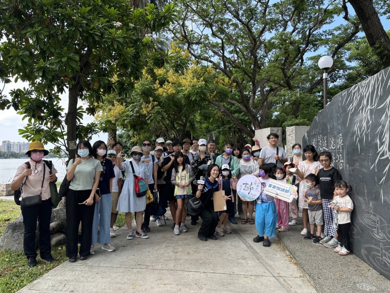 「2025客家悅讀節—高雄市公園詩徑尋跡」在左營蓮池潭文學步道展開。(客委會提供)