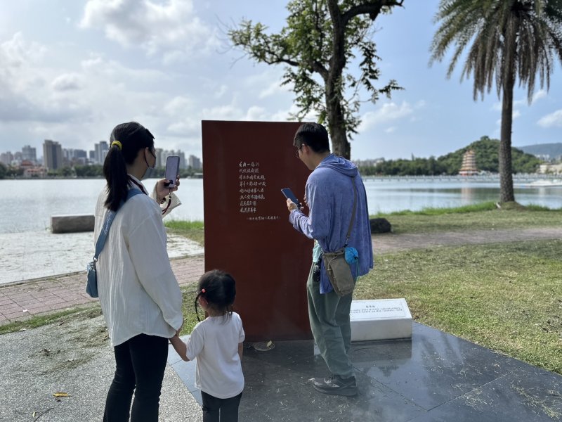 詩境走讀，循著詩人的詩碑足跡，讓詩走入生活。(客委會提供)