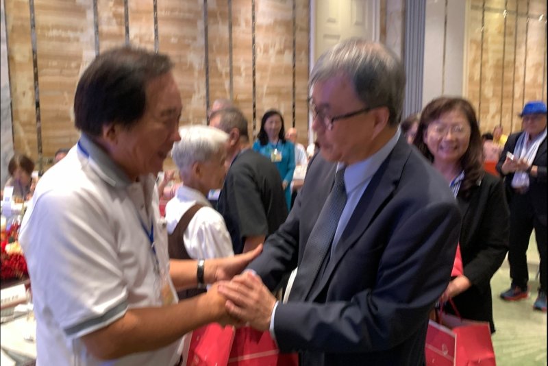 教育部長鄭英耀教師節特別贈送禮物給教師們。(記者陳雯萍攝)