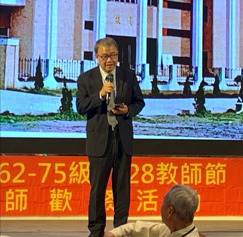 教育部長鄭英耀教師節南下敬師，與高齢90歲老校長相見歡，屏師敬師餐會有洋蔥。(記者陳雯萍攝)