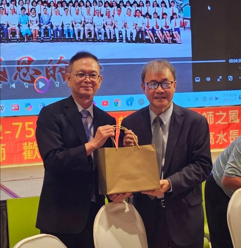 教育部長鄭英耀（右）教師節特別贈送禮物給教師們。左為旗津國中校長黃火炎。(記者陳雯萍攝)