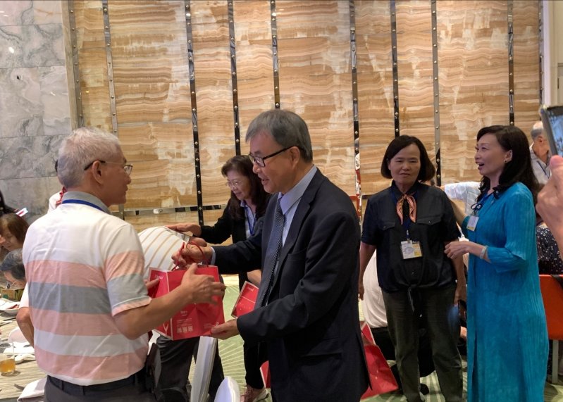 教育部長鄭英耀教師節特別贈送禮物給教師們。(記者陳雯萍攝)