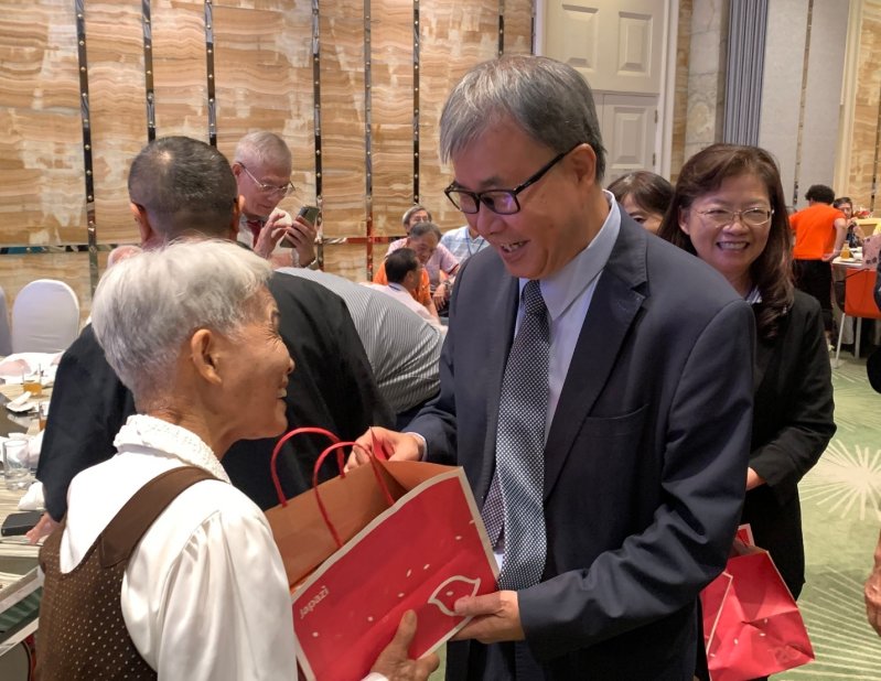 教育部長鄭英耀教師節特別贈送禮物給教師們。(記者陳雯萍攝)