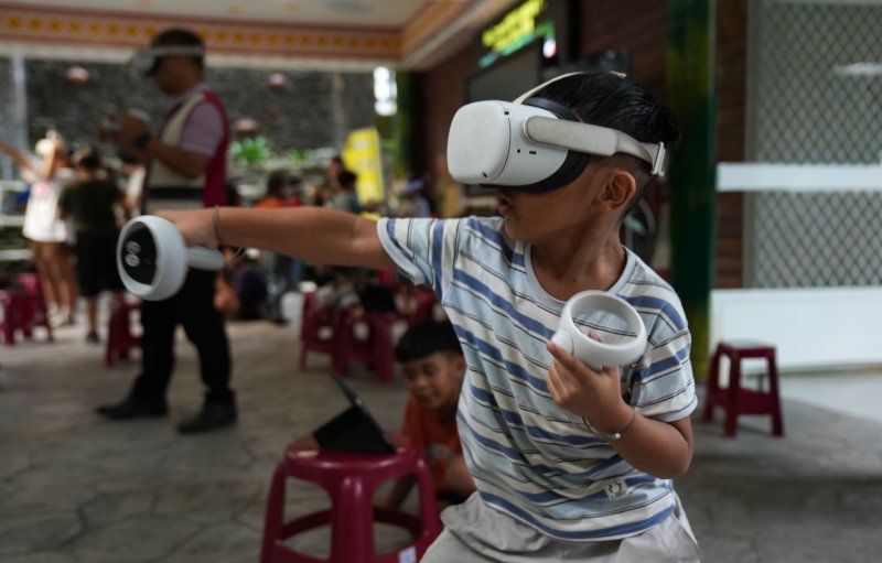 在桃源山林裡的建山國小，孩子們化身小小創作者，用VR技術打造布農族語雙語校園導覽，讓在地文化注入科技新活水。(教育局提供)