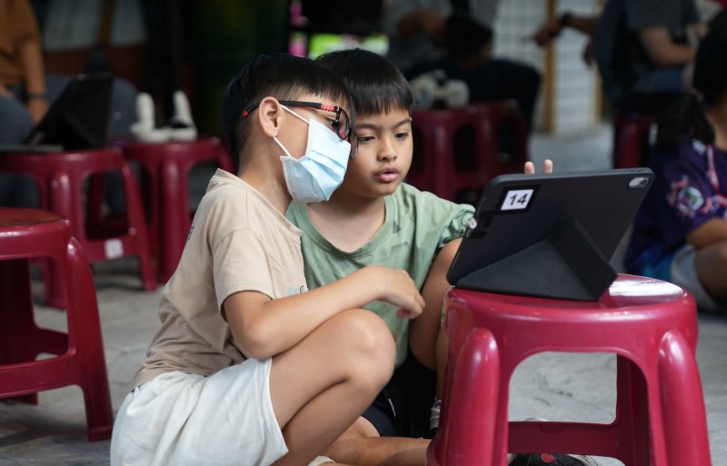 在桃源山林裡的建山國小，孩子們化身小小創作者，用VR技術打造布農族語雙語校園導覽，讓在地文化注入科技新活水。(教育局提供)