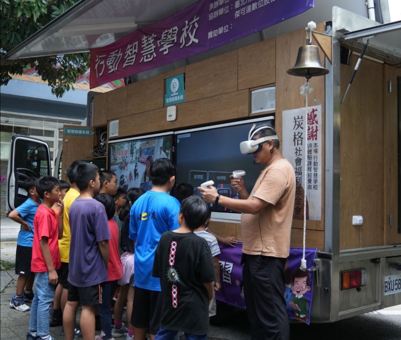 在桃源山林裡的建山國小，孩子們化身小小創作者，用VR技術打造布農族語雙語校園導覽，讓在地文化注入科技新活水。(教育局提供)