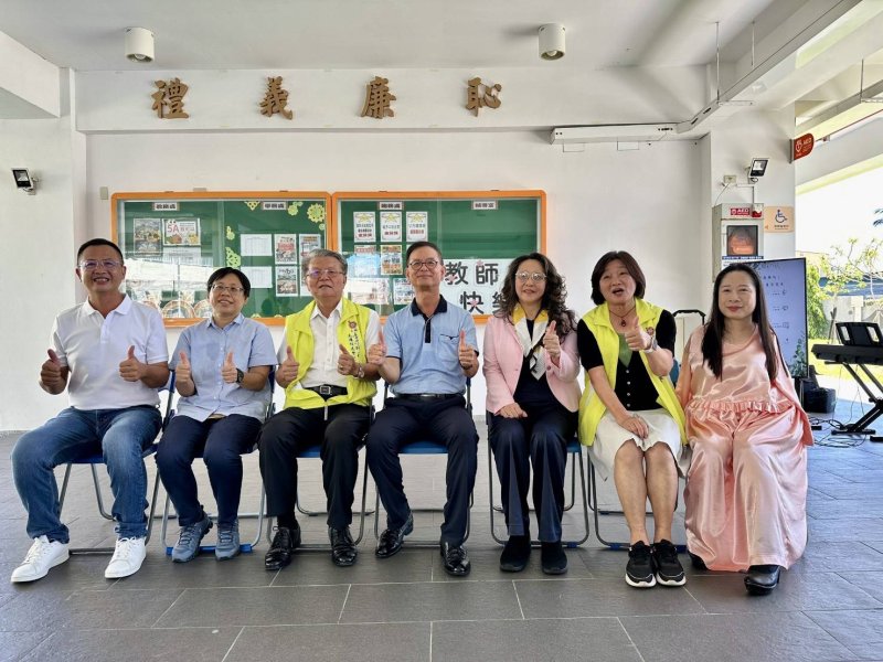 揭牌儀式各界見證，左三為前教育局長王進焱、中為旗津國中校長黃火炎、右三為捐資人傑出校友洪小淑、右二為台師大高雄校友會理事，前林園高中校長黃碧惠、右一為口足畫家楊恩典。(旗津國中提供)