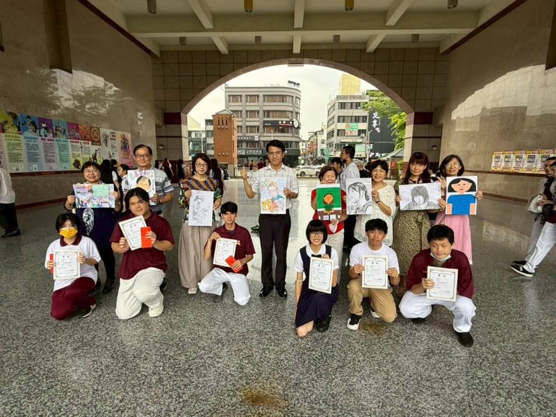 圖／三信家商教師節敬師感恩，推出一系列創意活動，如畫我恩師，營造出最動人的師生情。（記者陳雯萍翻攝）