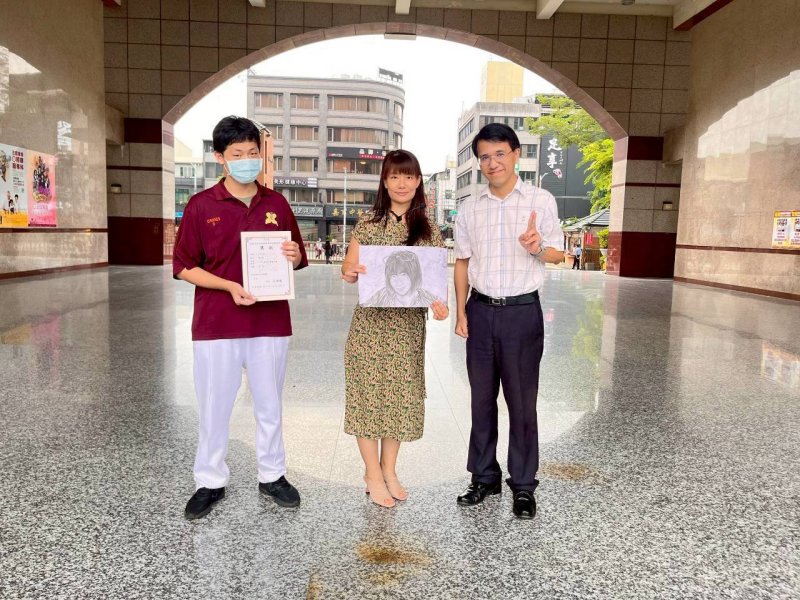 圖／三信家商教師節敬師感恩，推出一系列創意活動，如畫我恩師，營造出最動人的師生情。（記者陳雯萍翻攝）