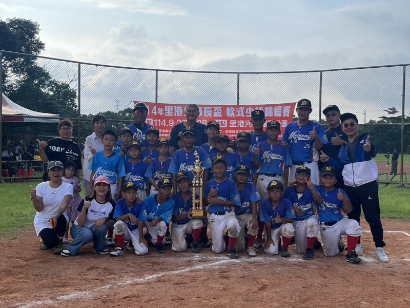 圖／拿下亞軍，美濃國小孩子們用汗水、淚水與笑容寫下屬於自己的棒球篇章！」（美濃國小提供）