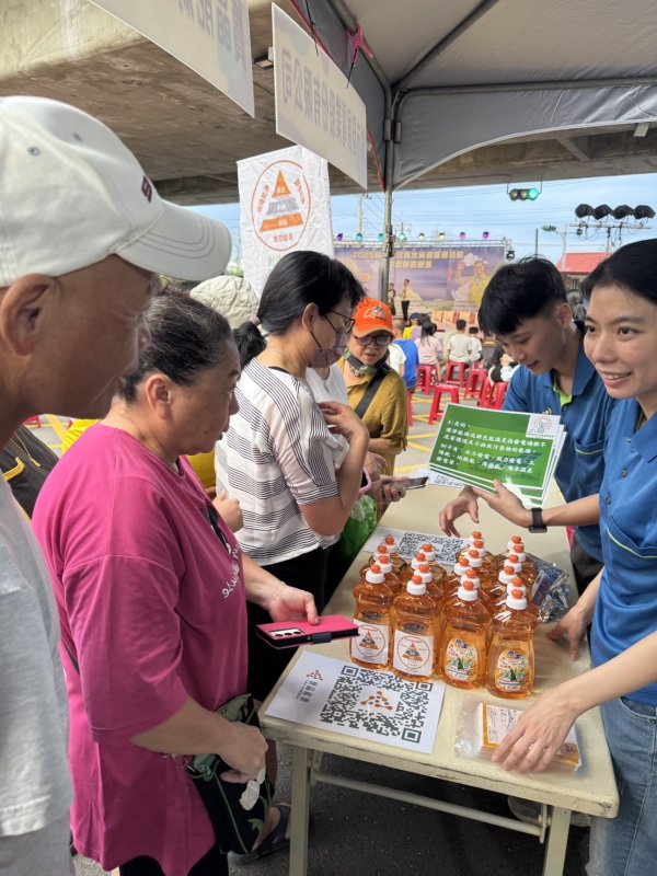現場除設置攤位打卡按讚外並以「綠能知識有獎問答」的互動方式宣導綠色能源理念。（周敏煌攝）