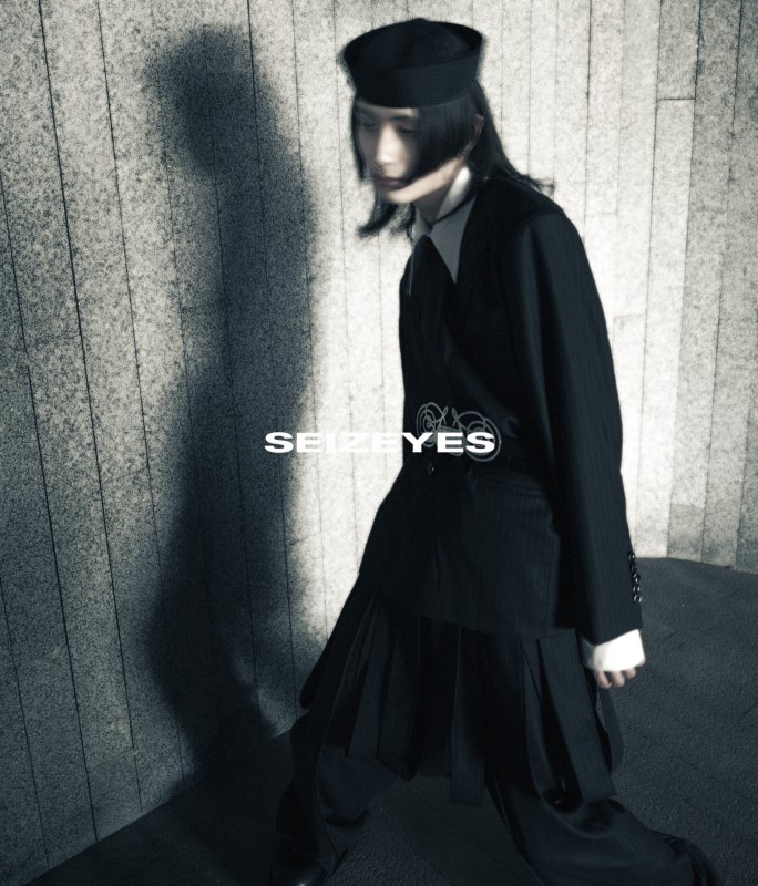 「SEIZEYES」本次秀出50套造型，融入港都多元意象。圖為以布條拼接呈現漁網造型的裝飾，象徵高雄海港特色。(SEIZEYES提供)